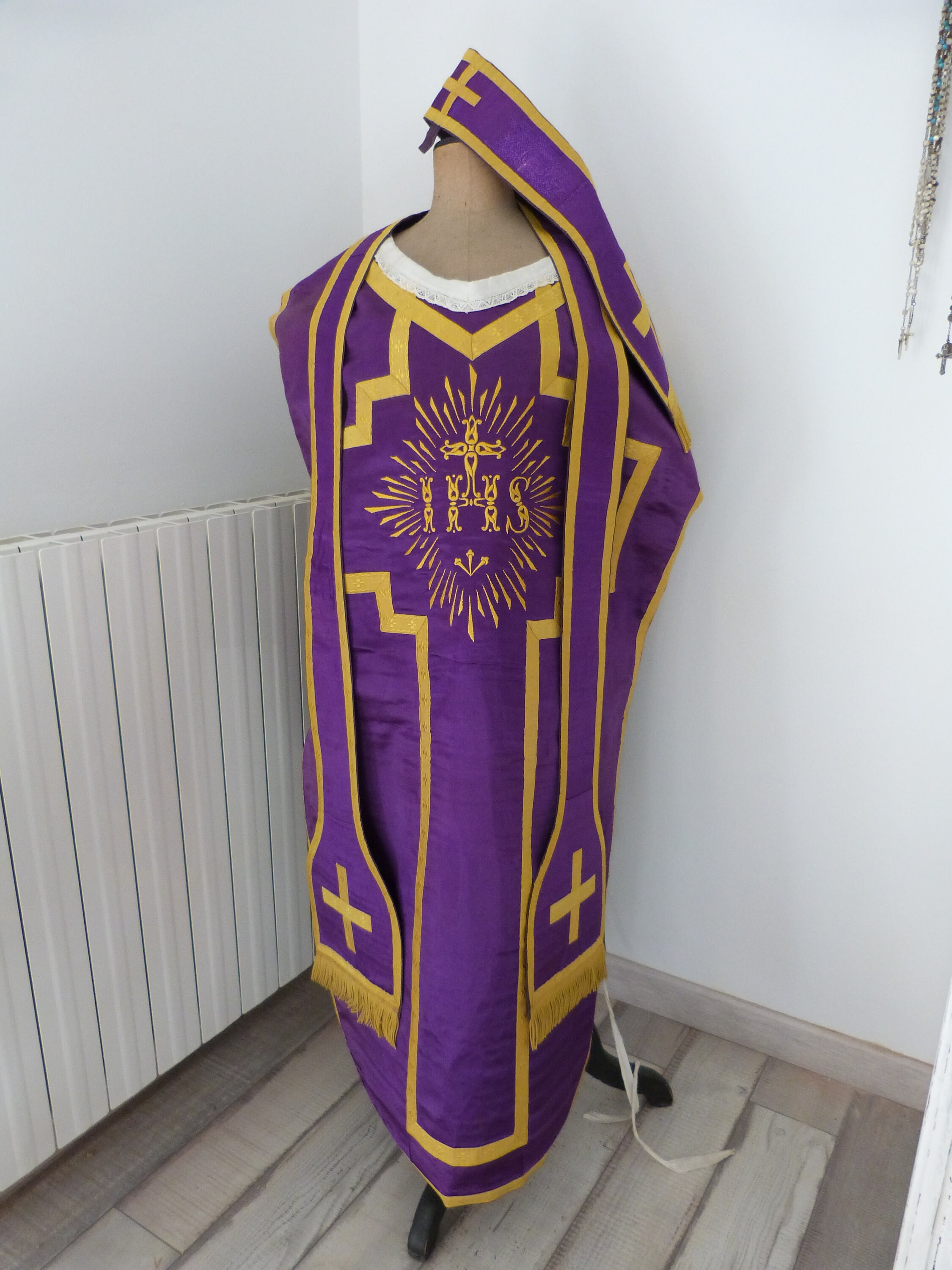 1900年代の刺繍入り紫色の聖職者服4セットの祭服、司祭のローブ