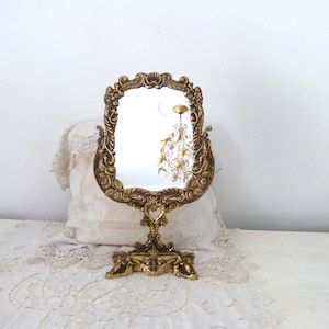Specchio da toeletta vintage in ottone francese su supporto con decorazioni floreali, foglie di acanto e rose, specchio da boudoir barocco rococò in piedi, specchio psichedelico