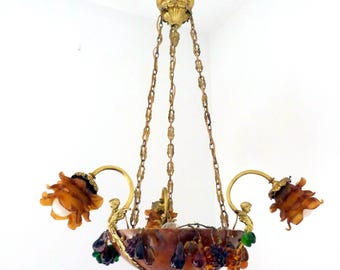 Rara lámpara de araña francesa antigua de bronce con querubines y putti, del siglo XIX, con cúpula de alabastro y uvas de cristal.