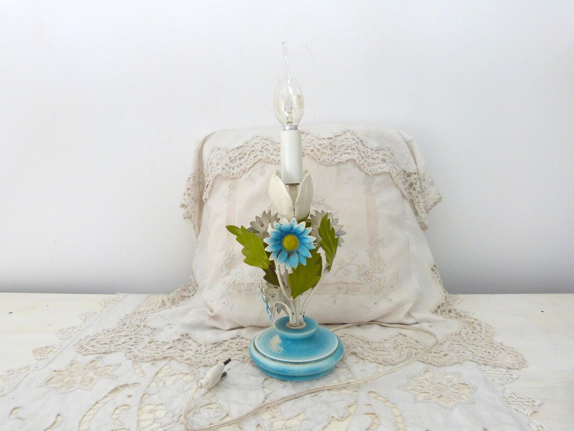 Vintage French blue floral tole bedside table or desk lamp w daisy flowers leaves, toleware lighting fixture home deco light country cottage, foto 4 di 5