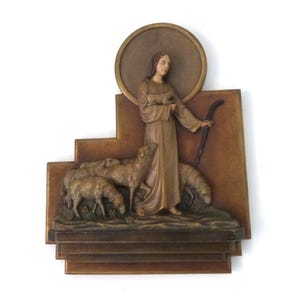 Antike französische Jeanne d&#39;Arc Jeanne d&#39;Arc Bas Relief 3D Wandplatte BIG Statue Heiligenfigur w Heiligenschein, Schaf, signierte Gips Statue, Wohnkultur