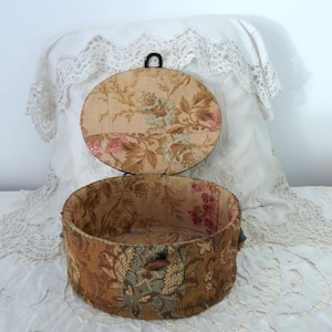 Boîte ancienne française recouverte de tissu floral avec glands en bois dorés, boîte à bijoux souvenir couture ovale, boîte de rangement décorative, décoration boudoir
