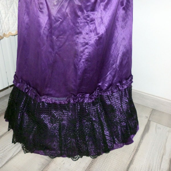 Ancienne jupe victorienne française en soie violette avec dentelle florale noire, jupe longue steampunk victorienne des années 1800, vêtement rare de France, costume gothique