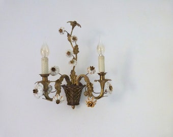 Antieke Franse vergulde verlichting wandkandelaar mand met porseleinen rozen, bloemenwandlamp armatuur lamp jaren 1900 boudoir home decor