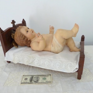 Antiek XL levensgroot religieus standbeeld baby kind baby Jezus Christus in houten bed kerststal met glazen ogen + halo, decoratie kerkfeest