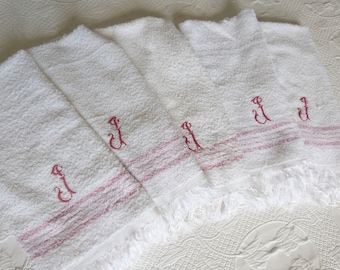 5 Vintage französische weiß rot gestreifte Frottee Stoff Badetücher Hand monogrammiert J in rot, Badezimmerhandtücher w Fransen + rote Monogramme J