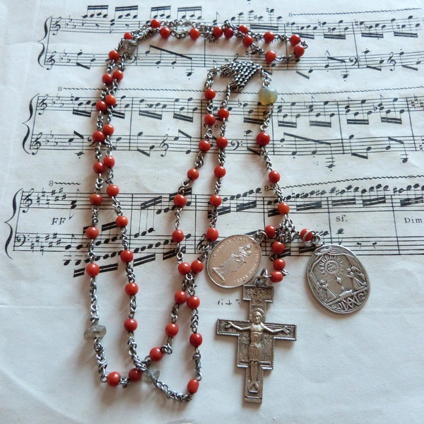 Ancien chapelet catholique religieux en perles de corail avec croix, Corpus Christi Jésus-Christ, médailles miraculeuses de dévotion en argent