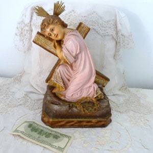 Antiek religieus standbeeld baby kind Jezus Christus met glazen ogen, halo, kruis kruisbeeld handgeschilderde gips OLOT sculptuur devotionele inrichting