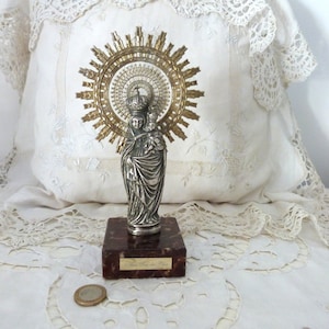 Ícono religioso antiguo, estatua de Nuestra Señora del Pilar, escultura de la Madre con el Niño Jesús y un halo de estrella, decoración de iglesia de 1900 sobre base de ónix