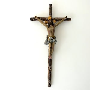 Antikes französisches Kreuz TALL 1900s religiöse Kunst hölzernes Wandkruzifix w Gips Jesus Christus-Corpus Christi w Glasaugen, Heiligenschein, Kirchendekor