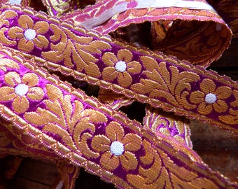 Ancienne passementerie métallique dorée avec galon de passementerie en soie rose inutilisée, reliure religieuse rose en fil métallique, fournitures de couture pour église