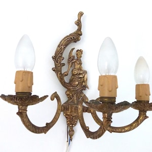 Vintage französische Wandleuchte aus Messing mit figuralem Dekor Design, elegante Wandleuchte, romantische Boudoir-Dekor-Lampe Bild 1