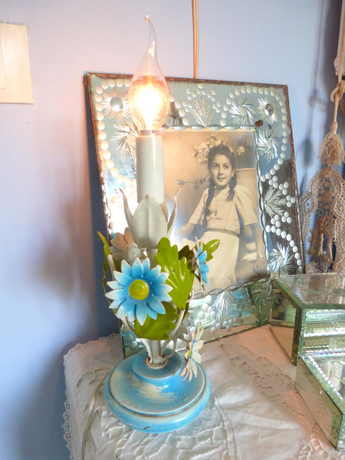 Vintage French blue floral tole bedside table or desk lamp w daisy flowers leaves, toleware lighting fixture home deco light country cottage, foto 2 di 5