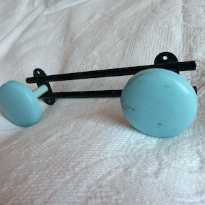 Patère française porte-manteau mural vintage porte-manteau rétro en métal avec 2 boutons bleus, crochets pour chapeaux, cintre pour chapeaux, décoration française rétro des années 1970