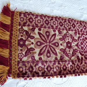 Camino de mesa francés vintage largo hecho a mano de terciopelo con brocado floral burdeos y flecos, decoración de mantelería francesa de los años 1900 con rosas