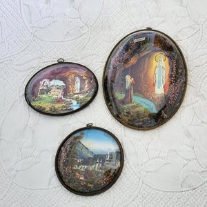 3 Vintage französische religiöse Rahmen unsere Dame von Lourdes Heilige Jungfrau Maria Heilige Mutter Madonna Rahmen, Souvenir Lourdes Rahmen Kuppelglas 1950er Jahre
