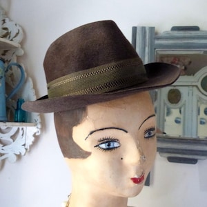 Antieke bruine Franse borsalinohoed, vilthoed, gauchohoed, fedorahoed, heren- of dameshoed, steampunkaccessoire met lederen rand met strik