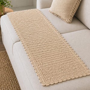 Handgjord virkad sofflöpare | Boho lantlig neutral vardagsrumsinredning (160 cm x 35 cm)