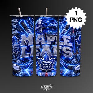 Può includere: Un bicchiere cilindrico con un tema di hockey dei Toronto Maple Leafs in blu e bianco con finitura metallica. Il design include un casco da hockey, bastoni incrociati, il logo della squadra, la CN Tower e il testo Maple Leafs con fulmini.