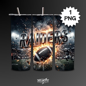 Könnte beinhalten: Ein Edelstahlbecher mit einem dynamischen Design. Das Wort "RAIDERS" ist in fetten, metallischen Buchstaben dargestellt, mit einem Football, der durch die Mitte bricht. Eine Stadionszene und ein Spieler sind ebenfalls zu sehen. Das Design enthält den Text "1 PNG" und "VELOCITY ARENA".