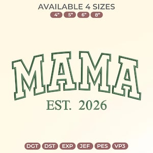 Puede incluir: Un diseño bordado con la palabra "MAMA" en verde, en forma de arco, y "EST. 2026" debajo. Disponible en tamaños de 10.16 cm, 12.7 cm, 15.24 cm y 20.32 cm. El diseño está sobre un fondo crema. Incluye varios formatos de archivo.