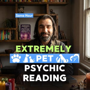 Könnte beinhalten: Ein Mann lächelt vor einem Bücherregal, mit dem Text "EXTREM SEELENLESUNG FÜR HAUSTIERE." Das Bild enthält ein Buch mit dem Titel "Awake Your Psychic Ability" und die Worte "Same Hour."