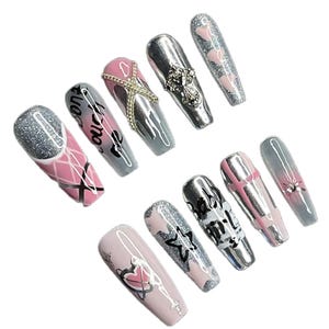 Zilveren french press-nagels, trekkunst aan de touwtjes, gemakkelijke nepnagels