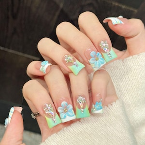Uñas postizas con diseño floral azul 3D degradado / Uñas postizas largas cuadradas con diamantes de imitación verde menta