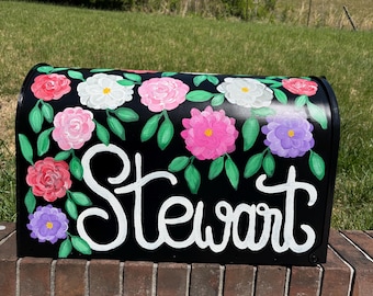 Buzón floral personalizado *Síguenos en Facebook @PaintedPathways para realizar tu pedido*