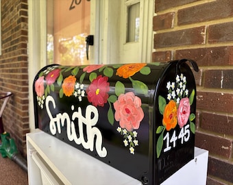 Spersonalizowana skrzynka pocztowa na kwiaty *Obserwuj nas na Facebooku @PaintedPathways, aby zamówić*