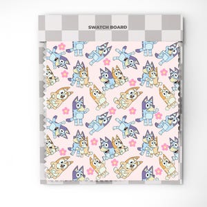 Puede incluir: Muestra de tela con un patr&oacute;n repetido de perros de dibujos animados en varias poses, sobre un fondo rosa claro con peque&ntilde;os motivos de flores rosas. La parte superior de la muestra dice "SWATCH BOARD" en un dise&ntilde;o a cuadros gris y blanco.