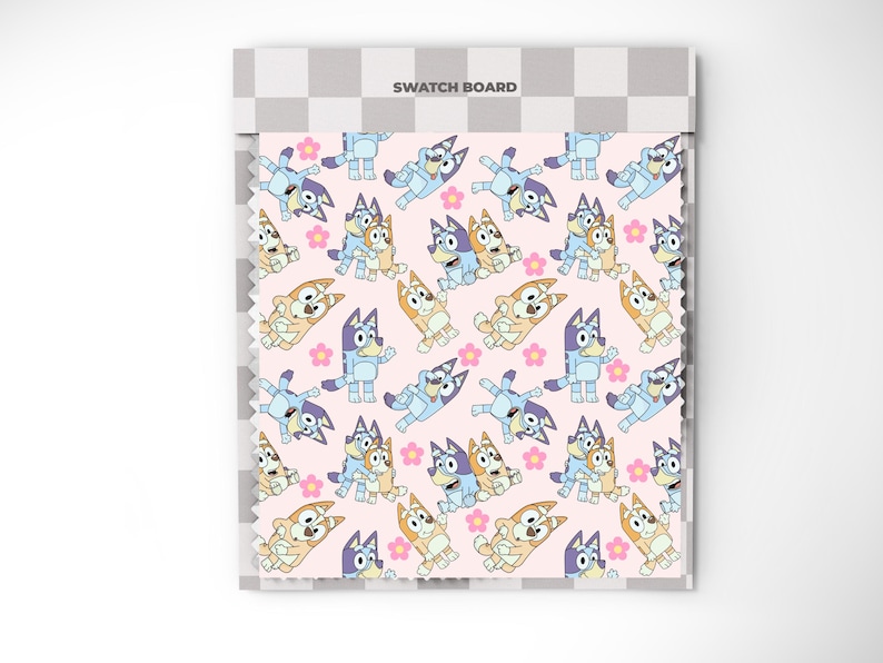 Puede incluir: Muestra de tela con un patr&oacute;n repetido de perros de dibujos animados en varias poses, sobre un fondo rosa claro con peque&ntilde;os motivos de flores rosas. La parte superior de la muestra dice "SWATCH BOARD" en un dise&ntilde;o a cuadros gris y blanco.