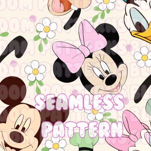 Può includere: Una tazza di ceramica bianca con manico nero e la scritta "But First, Coffee" in grassetto nero. La tazza è appoggiata su una superficie di legno. La tazza è alta circa 10 cm.