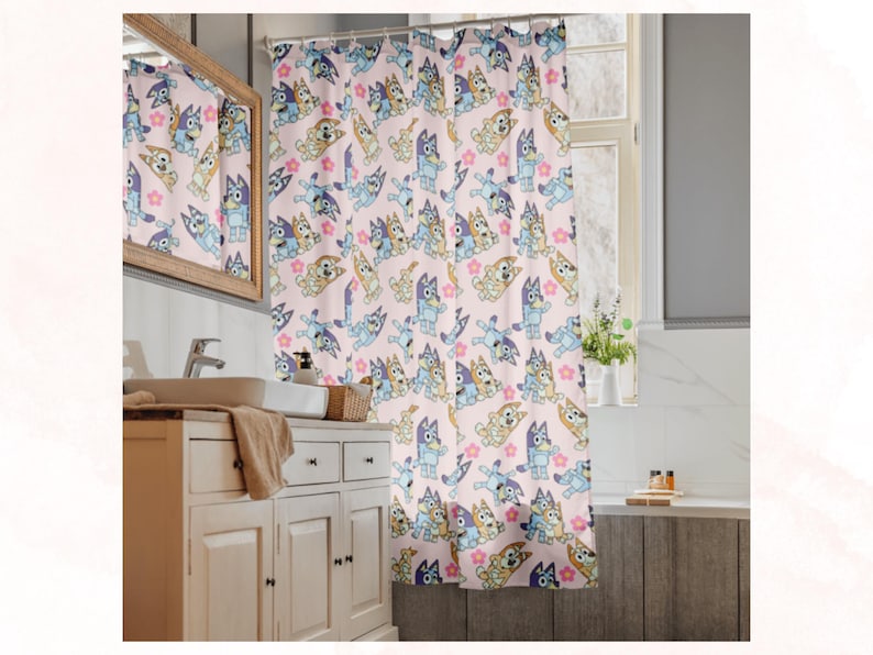 Puede incluir: Una cortina de ducha rosa con un patr&oacute;n repetido de perros de dibujos animados en varias poses, con acentos en azul claro, beige y morado. El dise&ntilde;o incluye formas de flores rosas. La cortina est&aacute; en un ba&ntilde;o.