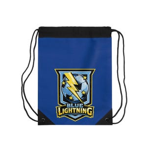 Puede incluir: Mochila con cordón azul con parte superior negra y cordones negros. La bolsa presenta un balón de fútbol con un rayo amarillo y las palabras "BLUE LIGHTNING" en un diseño amarillo y azul.