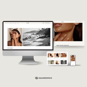 Può includere: Un moderno design di sito web visualizzato su computer desktop, tablet e smartphone. Il sito web presenta immagini di una donna e di una scena sulla spiaggia. Il testo "KLASI" è visibile, insieme al logo Squarespace.