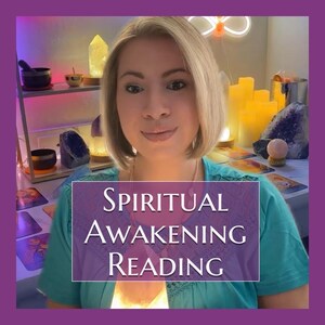Könnte beinhalten: Eine Frau mit blonden Haaren ist im Zentrum eines Fotos mit dem Text "Spiritual Awakening Reading" überlagert. Der Hintergrund umfasst Kerzen, Kristalle und spirituelle Werkzeuge, was auf ein metaphysisches Thema hindeutet.