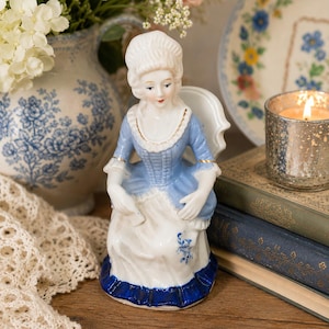青白い陶器の女性フィギュア Blue White Porcelain Figurine - Etsy