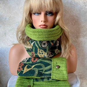 Puede incluir: Un cuello de punto verde con un patrón floral. El cuello está doblado por la mitad y tiene un botón en el lateral.