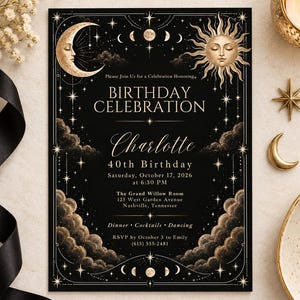 Könnte beinhalten: Eine schwarze, rechteckige Geburtstagseinladungskarte mit goldenen Himmelsillustrationen von einer Mondsichel, einer Sonne, Sternen und Wolken. Der Text lautet: Birthday Celebration, Charlotte, 40th Birthday, Saturday, October 17, 2026, at 6:30 PM, The Grand Willow Room, 125 West Garden Avenue, Nashville, Tennessee, Dinner, Cocktails, Dancing, RSVP by October 3 to Emily, (615) 555-2481.
