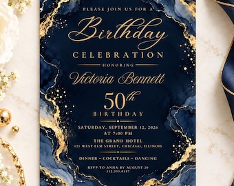Könnte beinhalten: Eine rechteckige Geburtstagseinladungskarte mit dunkelblauem Hintergrund, goldenen marmorierten Wirbeln und goldenen Sprenkeln. Der Text lautet: Please join us for a Birthday Celebration honoring Victoria Bennett 50th Birthday.