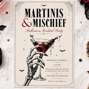以下が含まれることがあります： 「MARTINIS & MISCHIEF」と題された長方形のハロウィーンカクテルパーティーの招待状。赤い液体が入ったマティーニグラスを持つ骸骨の手、蜘蛛の巣のコーナー、コウモリのシルエット、黒と赤の文字で書かれたイベントの詳細が描かれています。