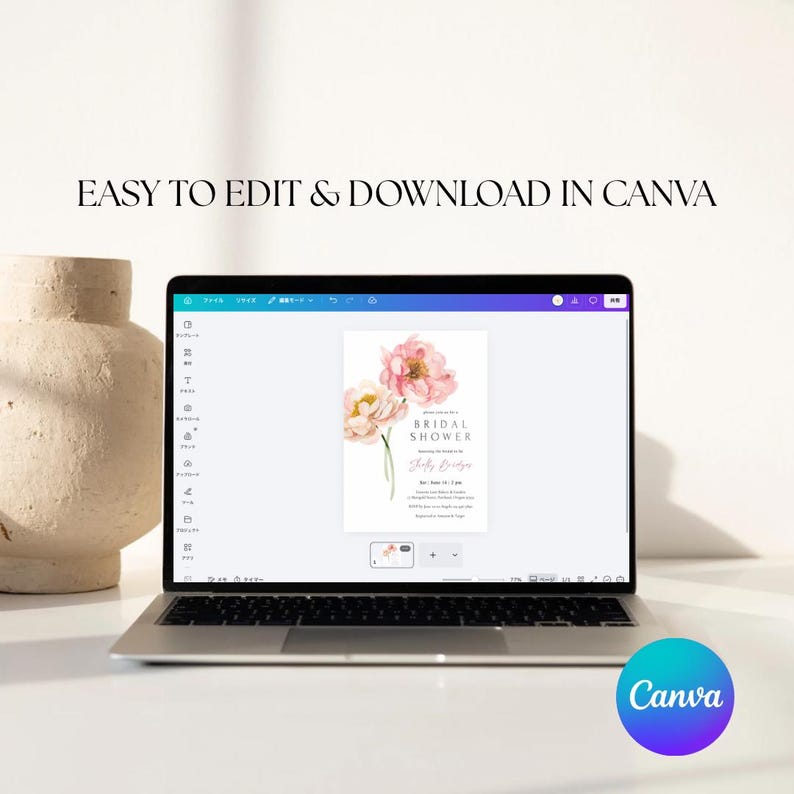 Pu&ograve; includere: Un laptop mostra un invito per un addio al nubilato con fiori ad acquerello rosa e crema. Il testo "EASY TO EDIT & DOWNLOAD IN CANVA" &egrave; visibile. Un vaso decorativo &egrave; a sinistra e un logo Canva in basso a destra.