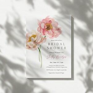 Pu&ograve; includere: Un invito per un addio al nubilato con peonie rosa ad acquerello. L'invito include il testo "BRIDAL SHOWER" e i dettagli dell'evento. Il design &egrave; su sfondo bianco con ombre di foglie.