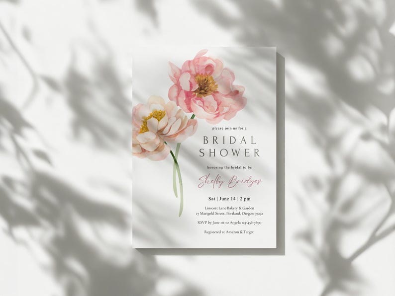 Pu&ograve; includere: Un invito per un addio al nubilato con peonie rosa ad acquerello. L'invito include il testo "BRIDAL SHOWER" e i dettagli dell'evento. Il design &egrave; su sfondo bianco con ombre di foglie.