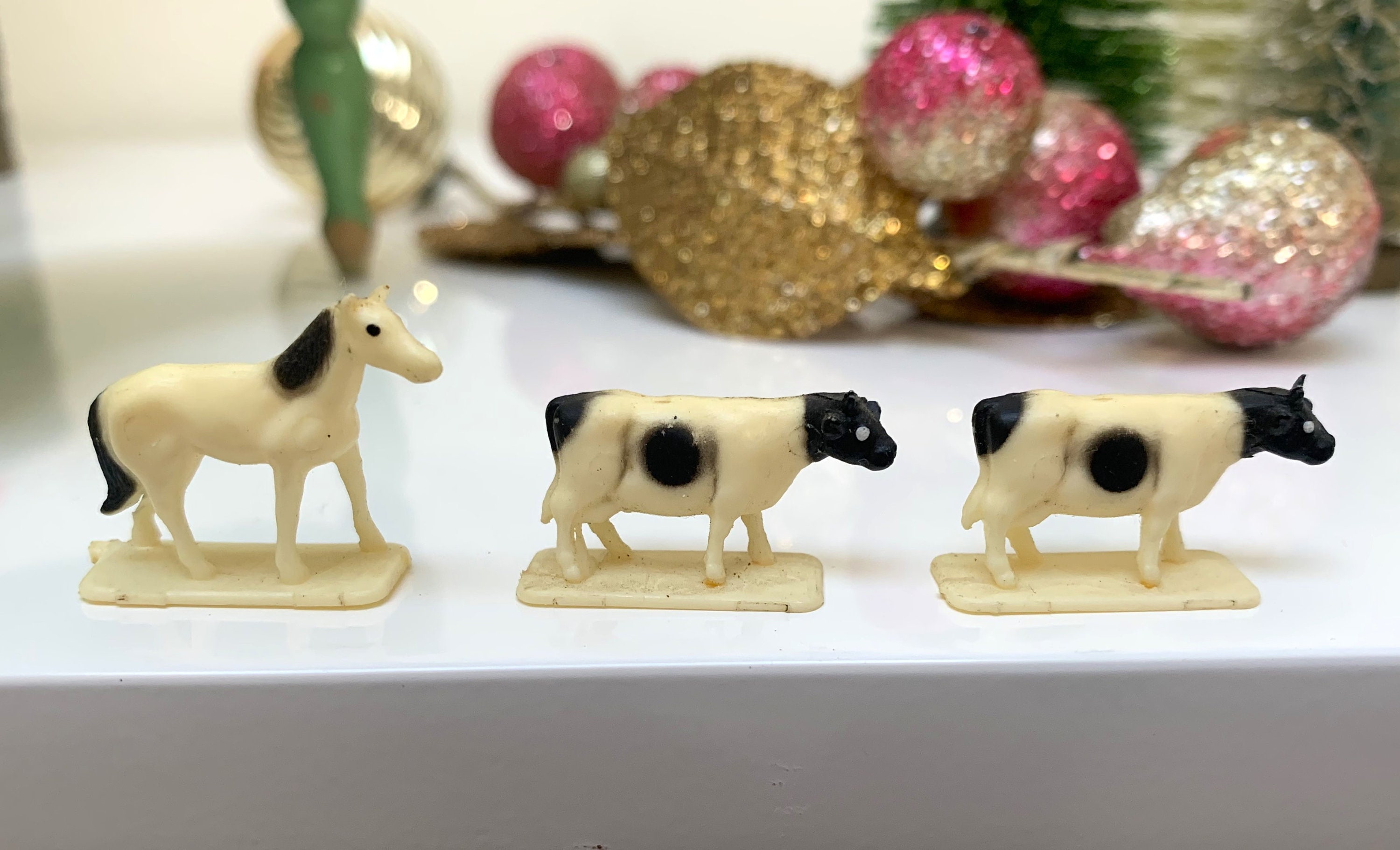 60 PC Mini Cow Figurines Garden Decor, Mini Resin Cow Miniature Figurines, Tiny Plastic Cow, Miniature Cow Animals Home Decoration, Moss Landscape