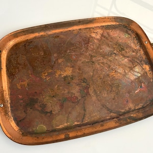 Serviertablett aus Kupfer, rechteckiges Tablett mit Griffen, stark angelaufen, viel Patina, altes Vintage-Tablett für Badezimmer, Küche, im Ist-Zustand