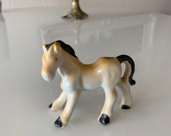 SÜßES Porzellan Pony Pferd, 1940er Jahre JAPAN, Pferdefigur 2,75" groß, goldgelb weiß mit schwarzer Schwanzmähne, Pferdeliebhaber Regal Dekor Vintage