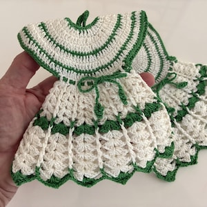 Può includere: Un set di tre tazze in ceramica con finitura opaca e macchiettata. Le tazze sono nei toni del crema, grigio chiaro e grigio scuro. Ogni tazza ha un design semplice e minimalista, perfetto per caffè o tè.