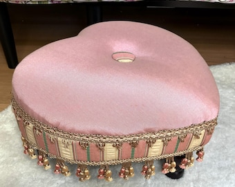 Podnóżek w kształcie serca w kolorze różowym, ozdobny podnóżek z frędzlami, podnóżek typu ottoman z lat 70. w stanie obecnym